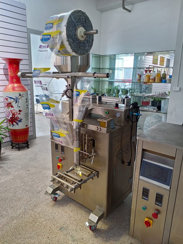 Automatic Small Food Ketchup Sauce Water Cosmetic Plastic Sachet Multi-function Filling Sealing Packaging Machines Price